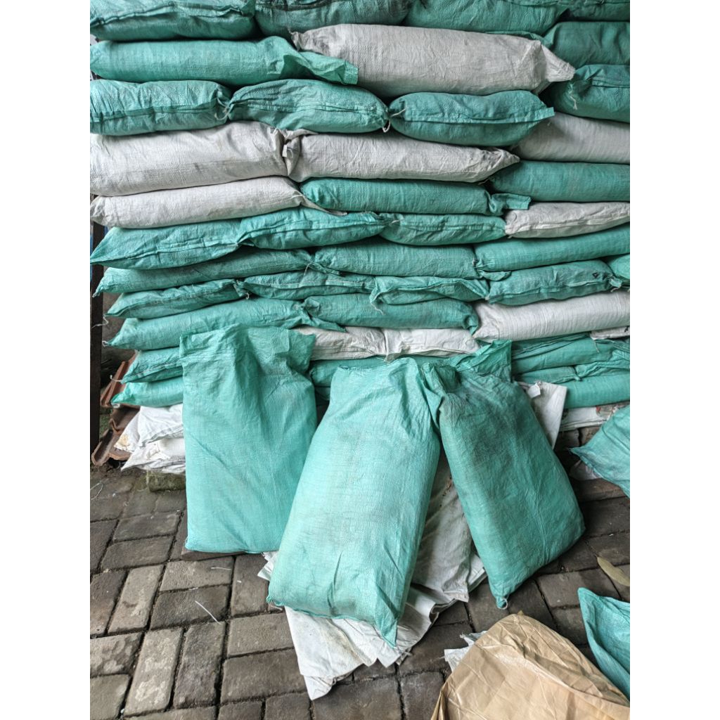 isi 50 biji KARUNG plastik UKURAN 25 kg bekas bagus - karung puing,pasir,tanah