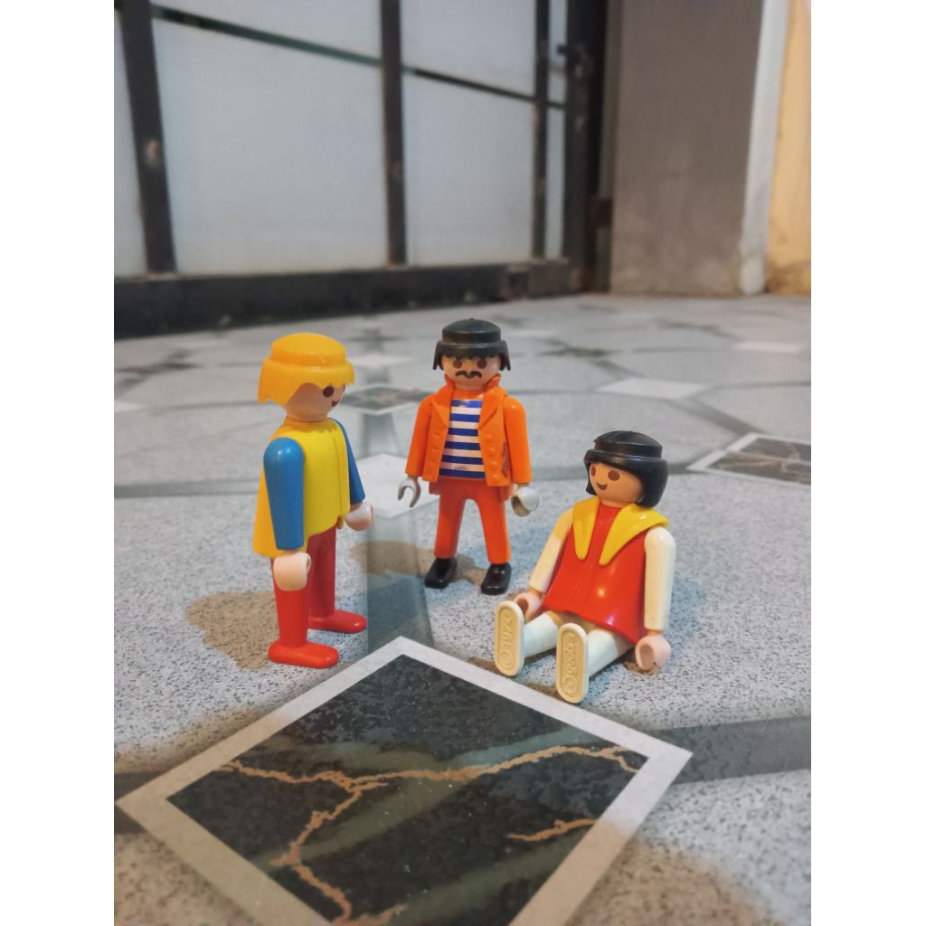 1 Set Vintage Figure Lego Playmobile Geobra 1974 & 1990 (Bekas)