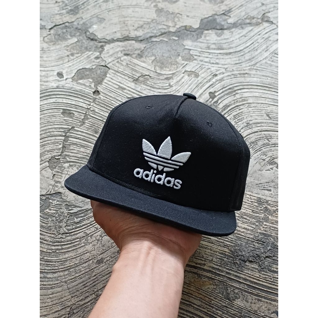 topi adidas bunga second