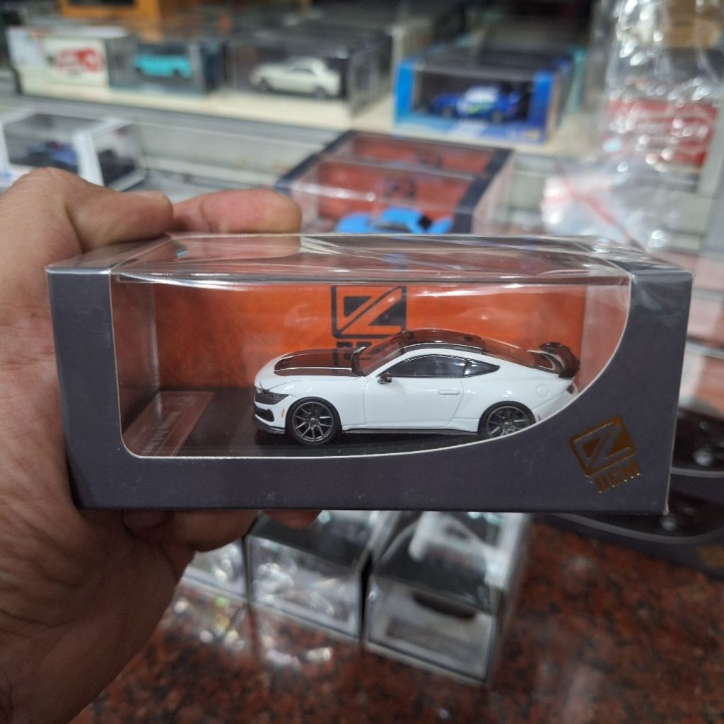 DCM Diecast Skala 64 Mustang White  Gray Wheels