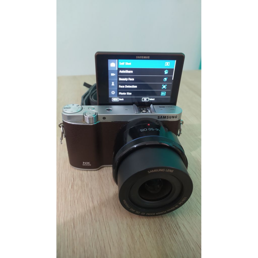 Kamera Mirrorless Samsung NX3000 layar flip