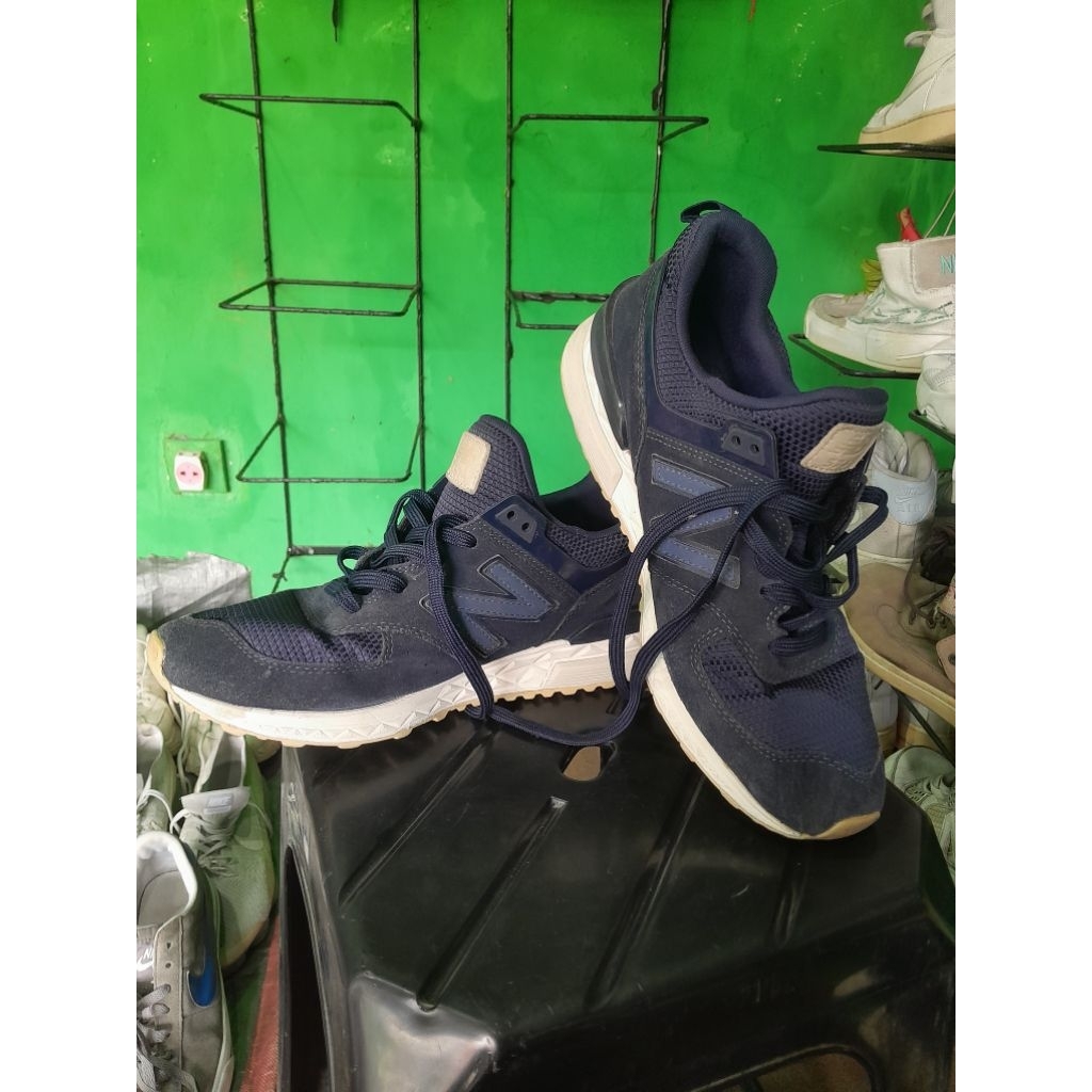 New Balance 574 Navy – Size 43 (Second Original)