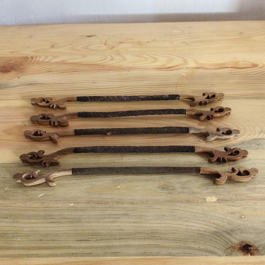 Tangkringan ukir pleci Helloped asembali