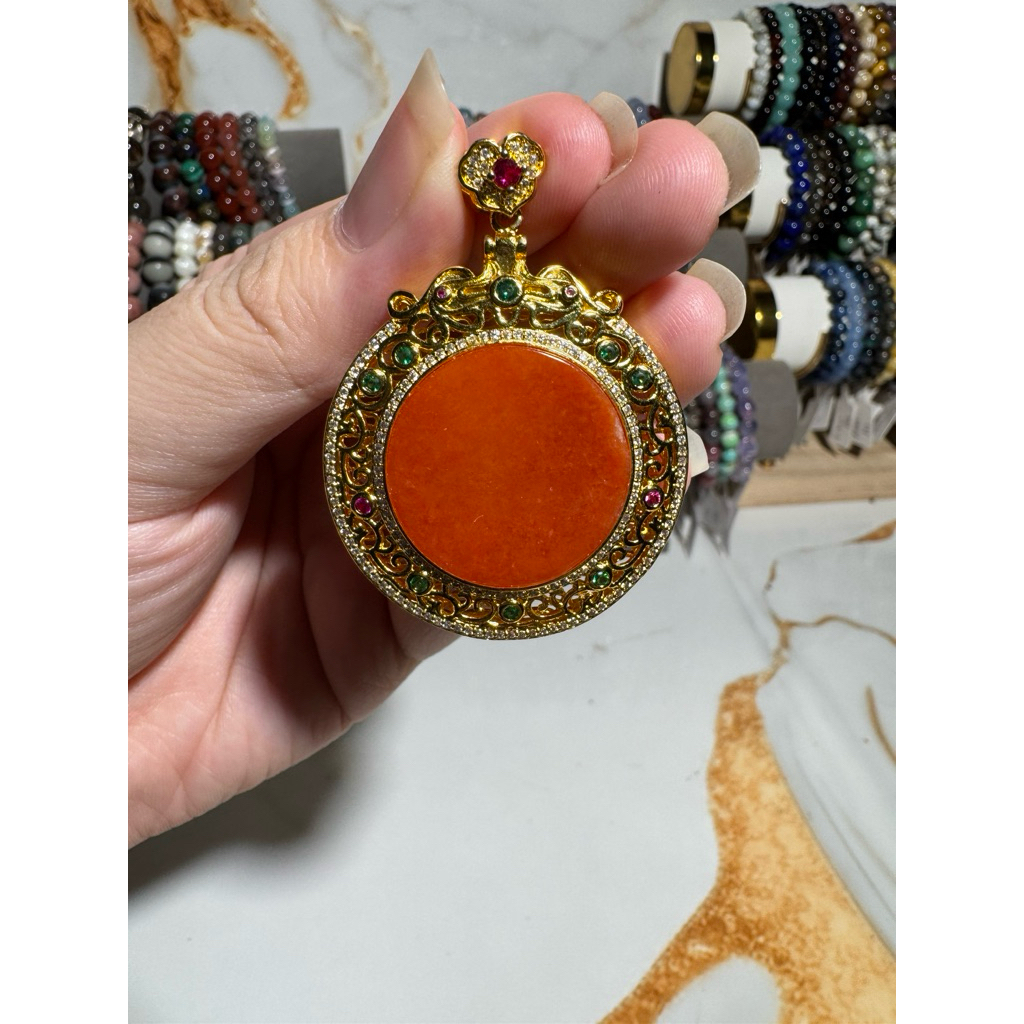 Liontin Giok Merah Bulat