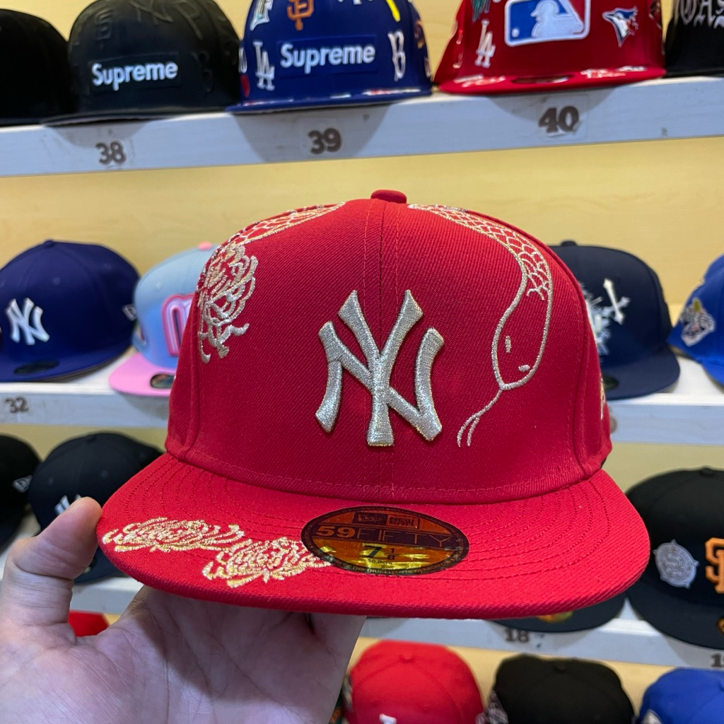 TOPI FITTED NY MERAH BORDIR NAGA