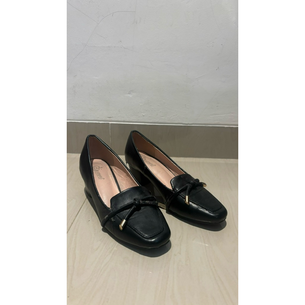Preloved Sepatu Pantofel Hitam Wanita Donatello