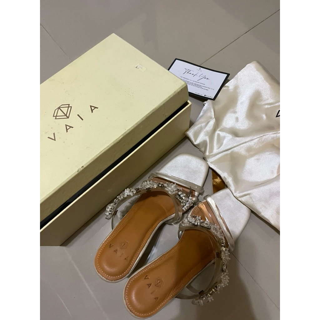 Vaia sepatu high heels