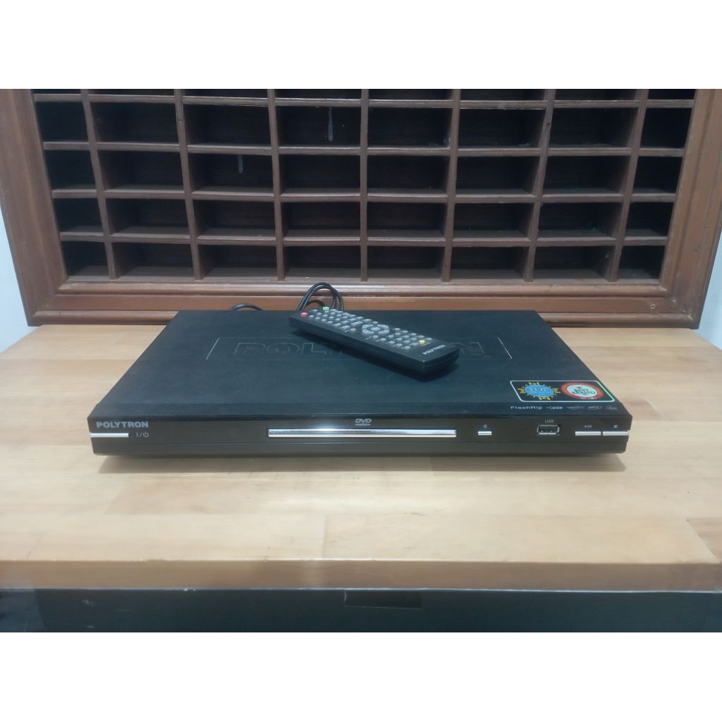DVD Player Polytron DVD 2255HC + Remote.