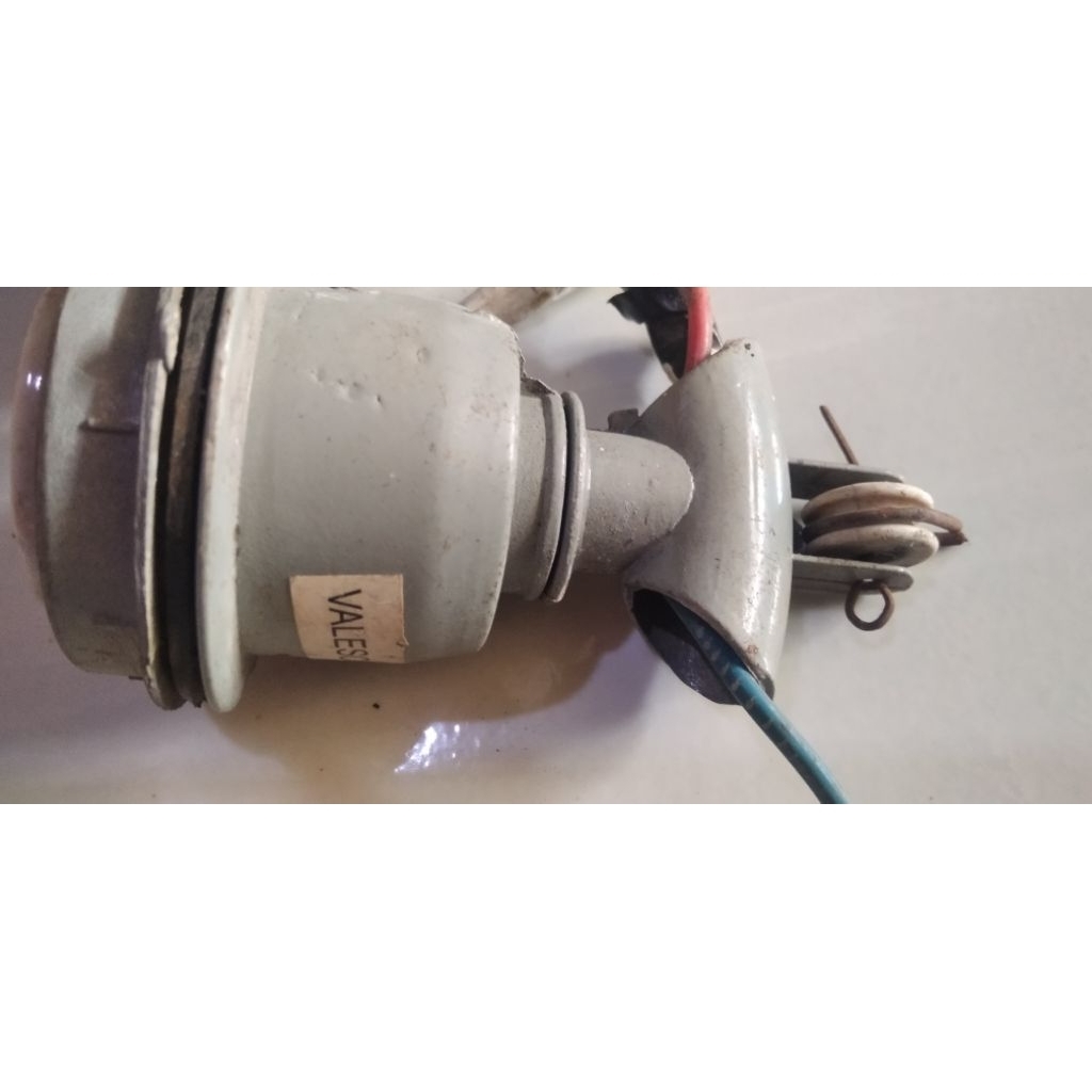 piting fitting lampu bohlam keramik gantung seken bekas second layak pakai nyala.