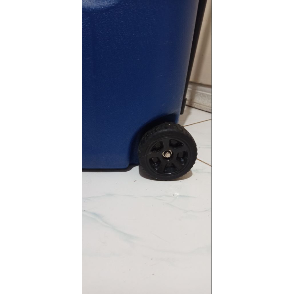 Cooler Box Trolley 40L Bekas Like New – Roda & Handle Normal