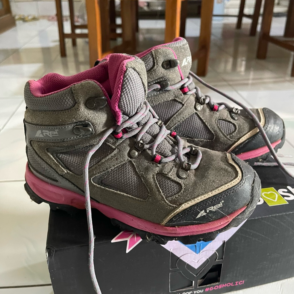 sepatu gunung rei
