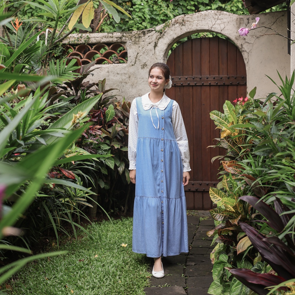 ULTRAVIOLET Dwi Overall Maxi Dress 412 Light Blue Denim - Baju Terusan Maxi Gamis Wanita Kasual Hija