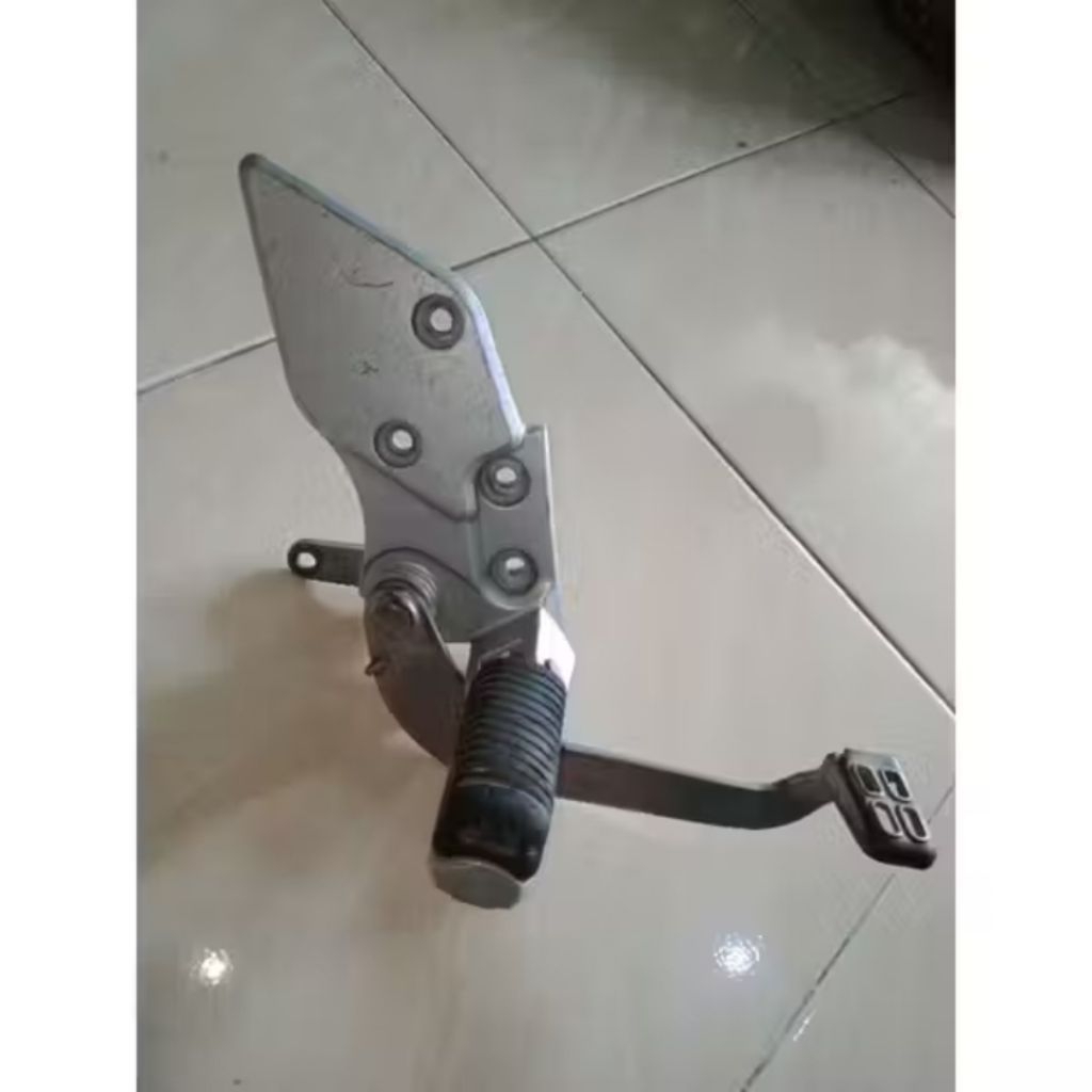 Postep Footstep Bostep Step Dudukan Pijakan Kaki Depan Kanan Yamaha Vixion new 2013 - 2017 Original