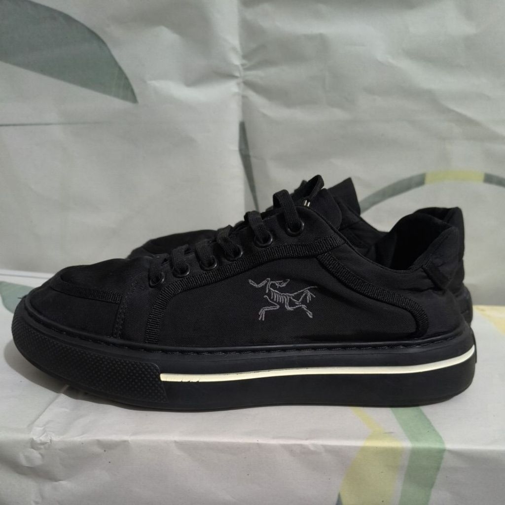 Sepatu Arcteryx Sneakers Second Hitam Size 40 (25cm) – Kondisi Baik