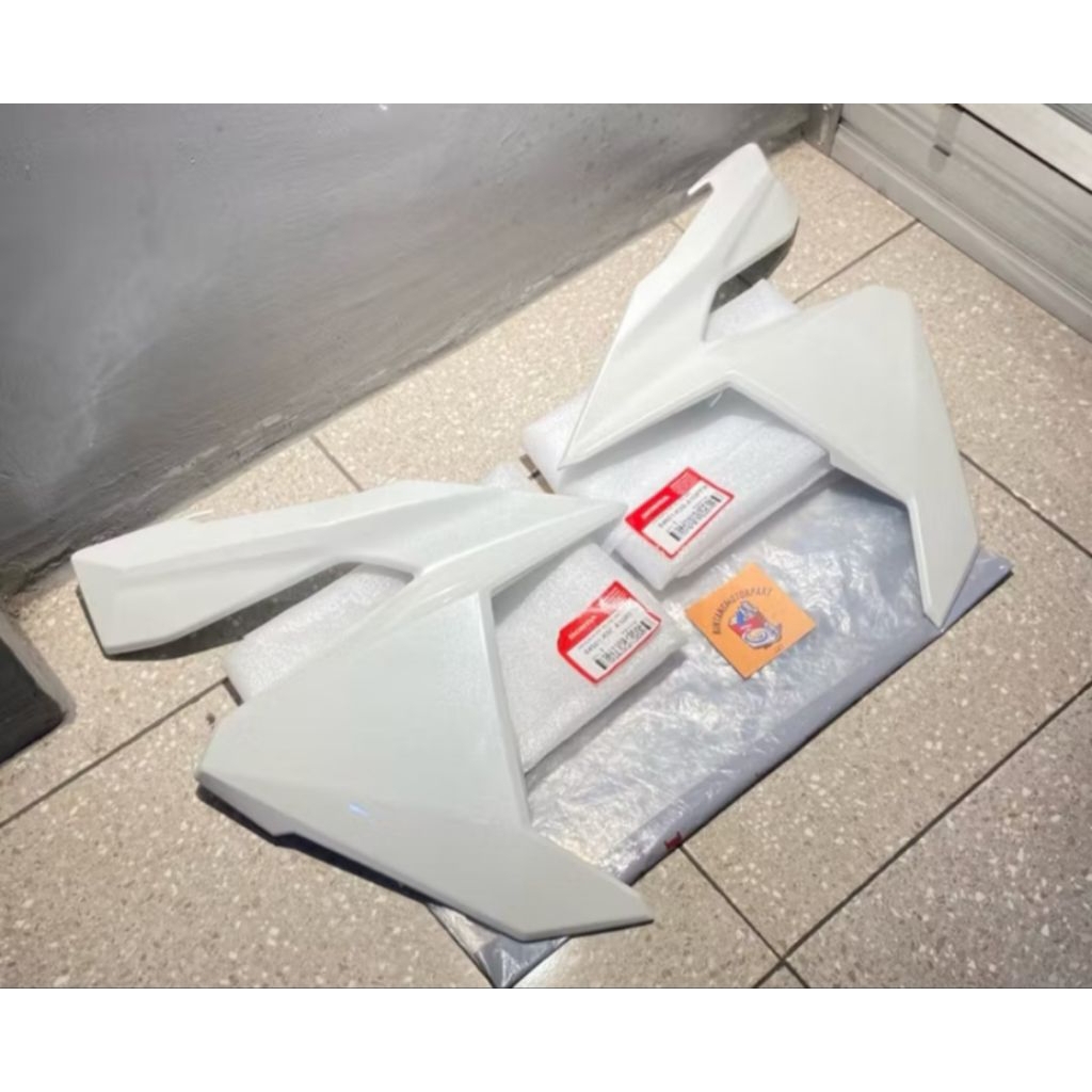 64601 K59 A10PFW COVER SAYAP DEPAN KIRI VARIO 125 150 LED LAMA PUTIH ORIGINAL