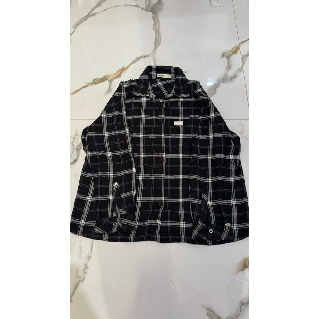 Preloved Kemeja Wanita Hitam Putih Kotak-kotak (Dust) Size S