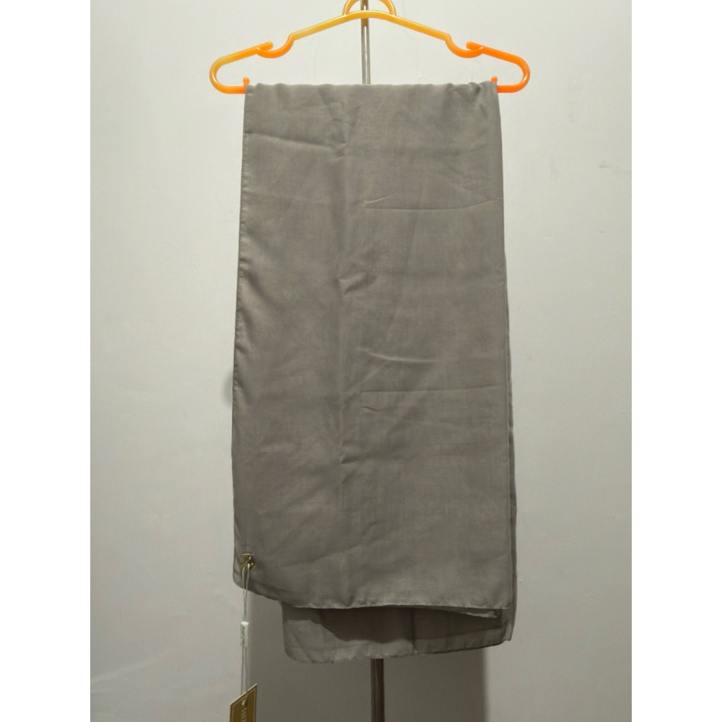 NEW PRELOVED Kerudung segiempat Voal basic umama warna dusty purple/lilac, Abu