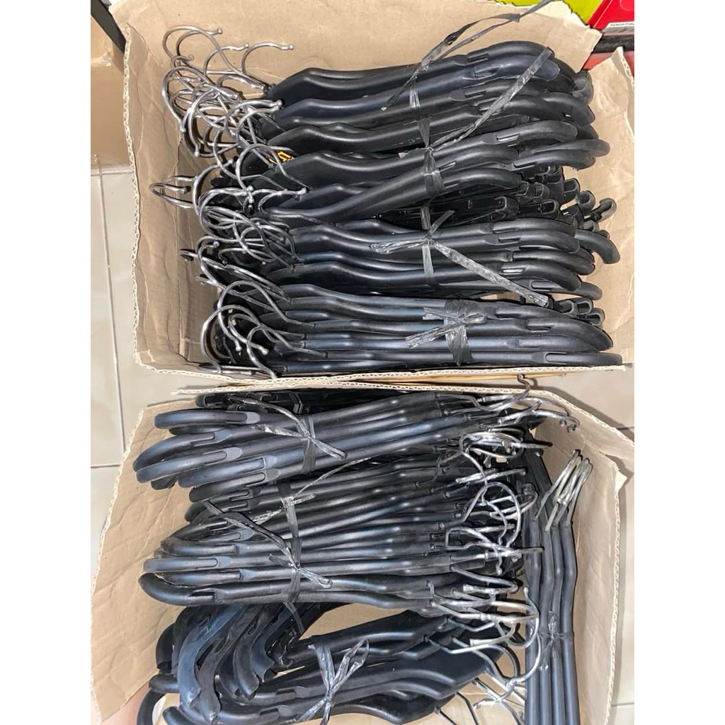 Hanger plastik isi 68pcs bekas pameran