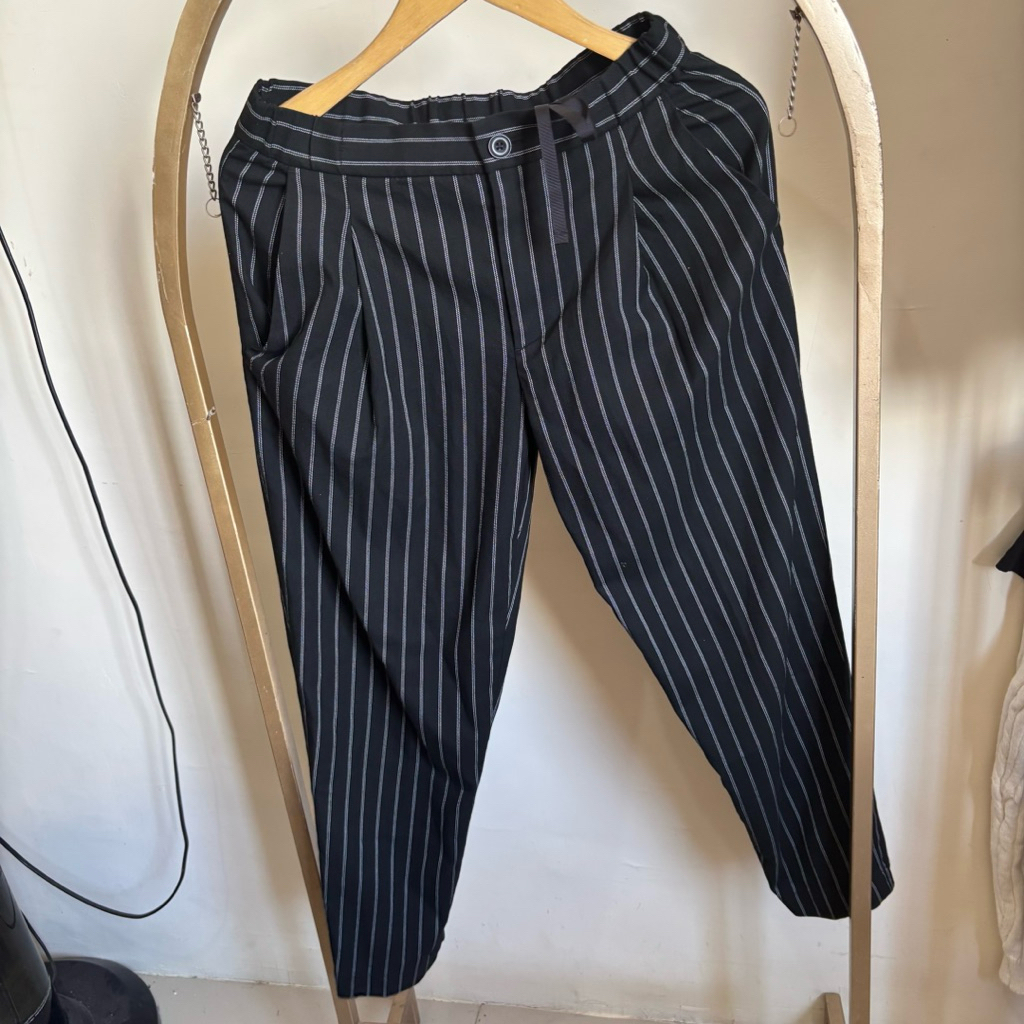 celana S uniqlo garis hitam pekat tali