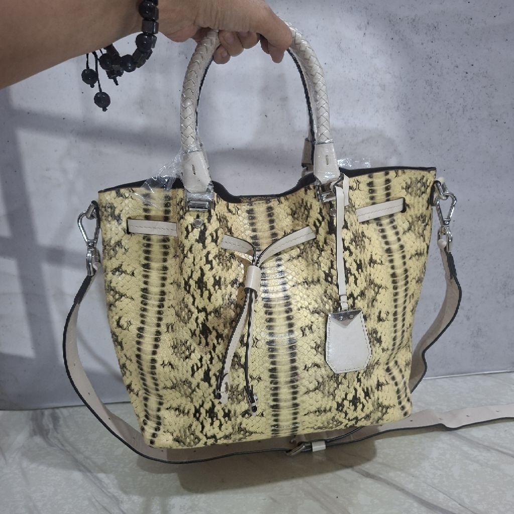 Tas Sling Satchel MK Blakely Bucket Embossed