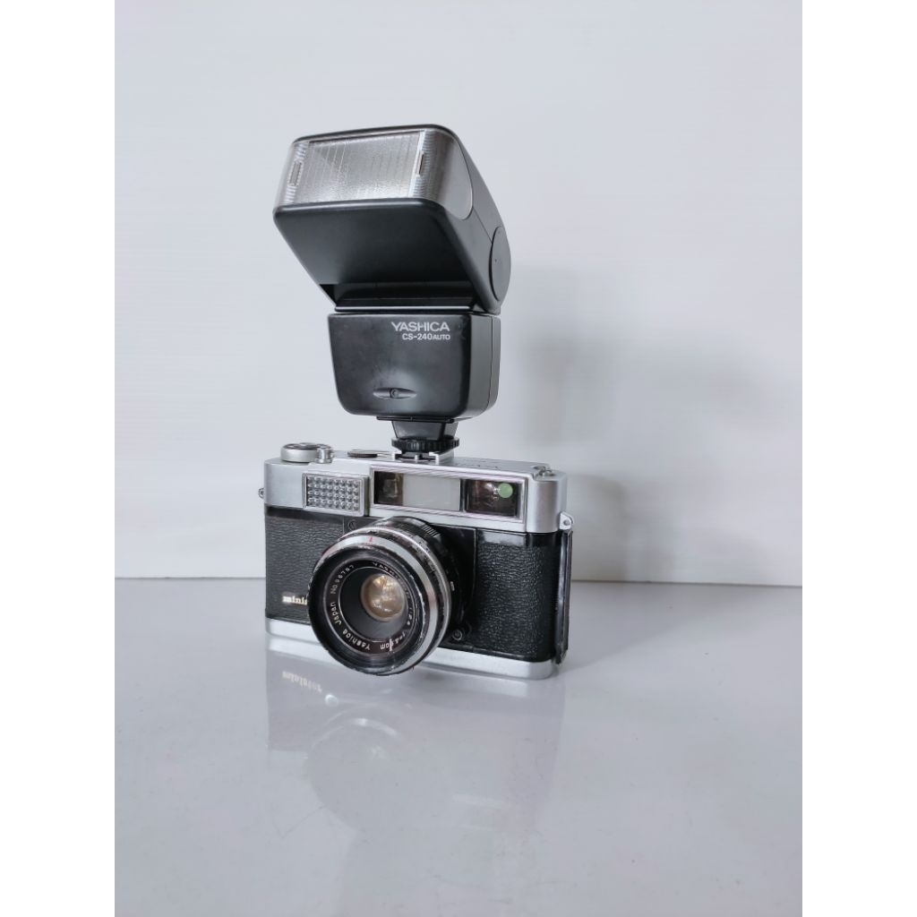 Flash camera vintage Yashica CS-240 auto kyocera lampu blitz kamera klasik SLR analog pocket DSLR ka