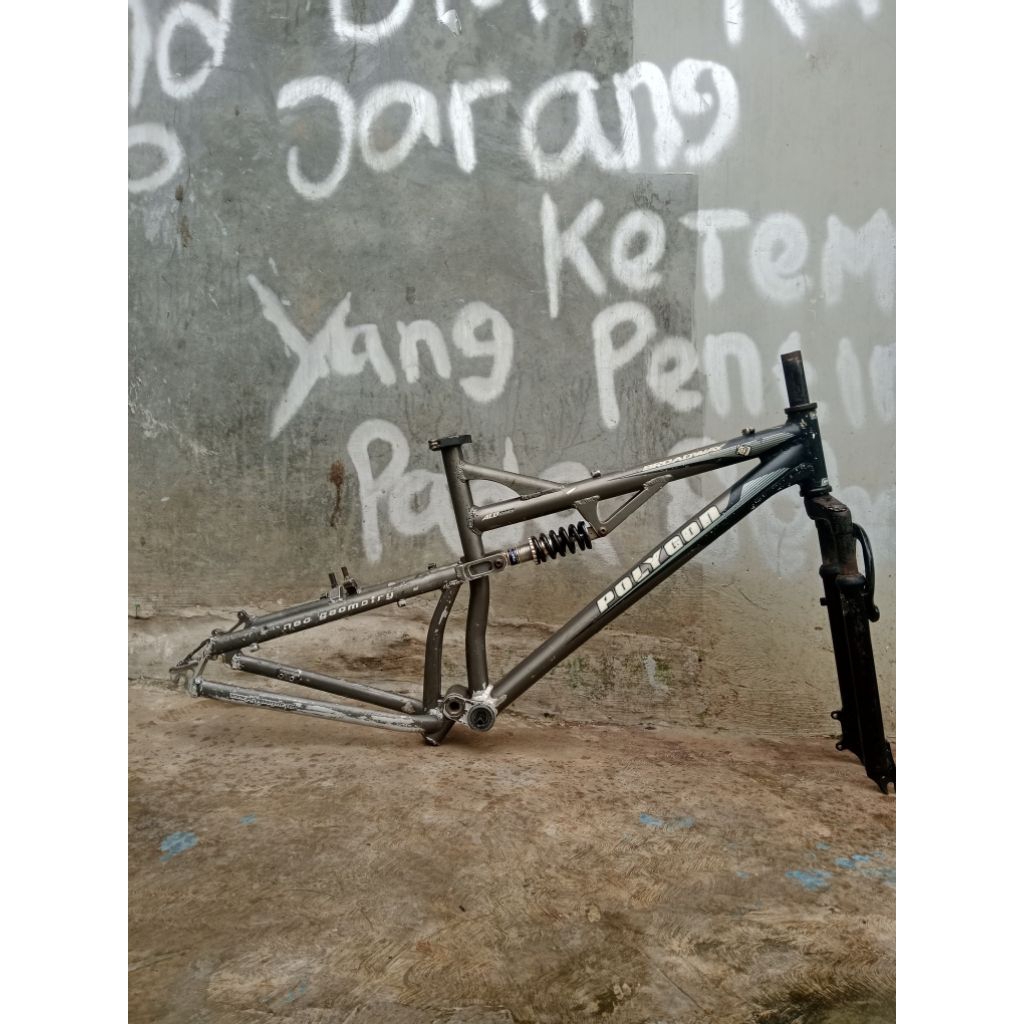 Frame Polygon Broadway