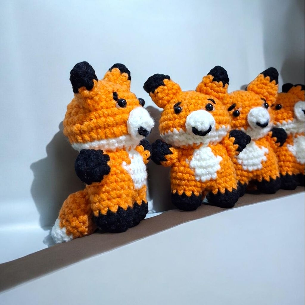 Gantungan kunci amigurumi Rubah keychain Fox rajut