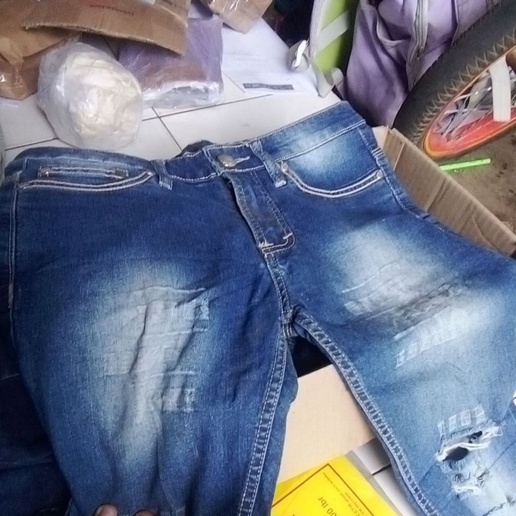 celana Levis wanita sobek sobek ukuran l