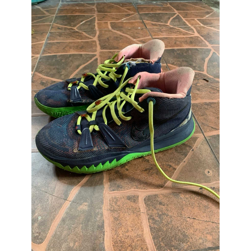 Sepatu Basket Kyrie 7