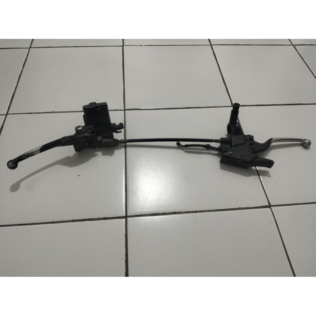 MASTER REM DEPAN +DUDUKAN HENDEL KIRI 1SET SCOOPY DONAT K93 ORIGINAL COPOTAN