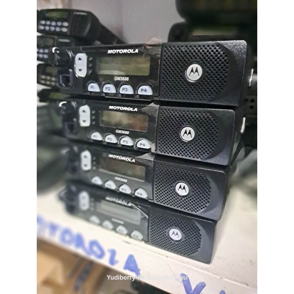 RIG MOTOROLA GM3688 UHF BARU RADIO MOBILE MOTOROLA GM 3688 UHF 403 MHZ KONDISI BARU COCOK BUAT BAHAN
