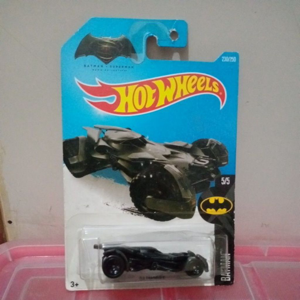 Hot Wheels Batman vs Superman Batmobile hitam