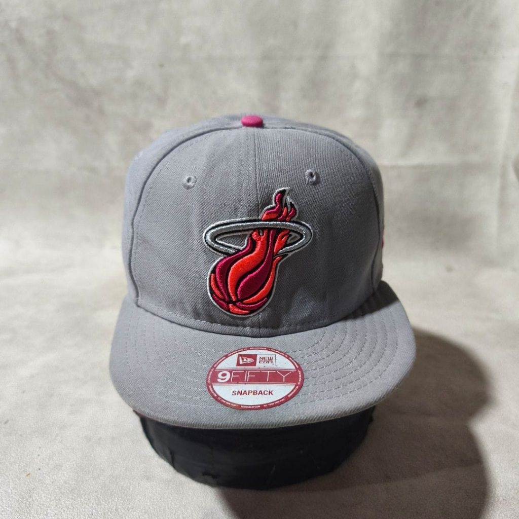 Topi snapback pria new era Miami Heat abu
