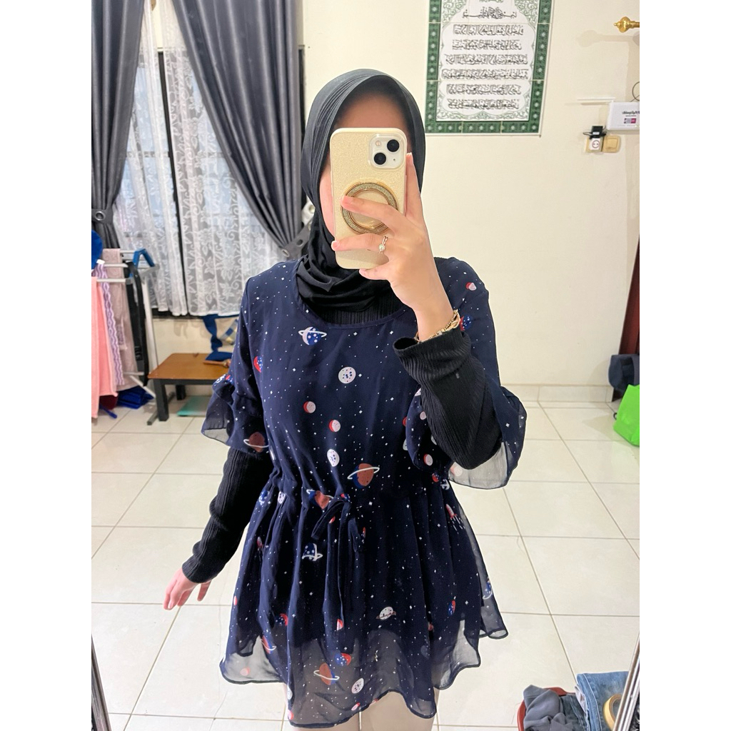 Preloved Baju Blouse Wanita Motif Galaxy Navy