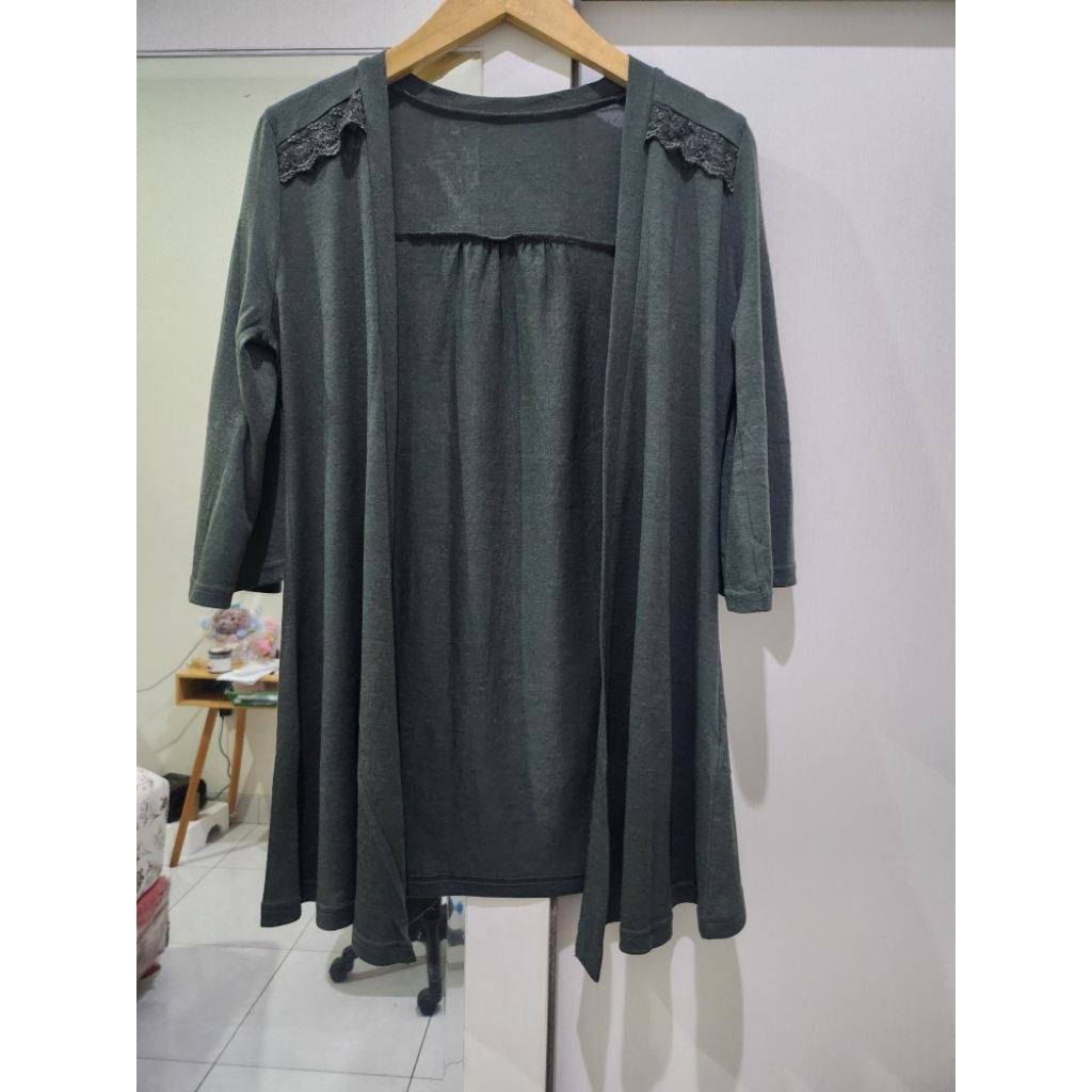 D9 cardigan hijau lumut renda