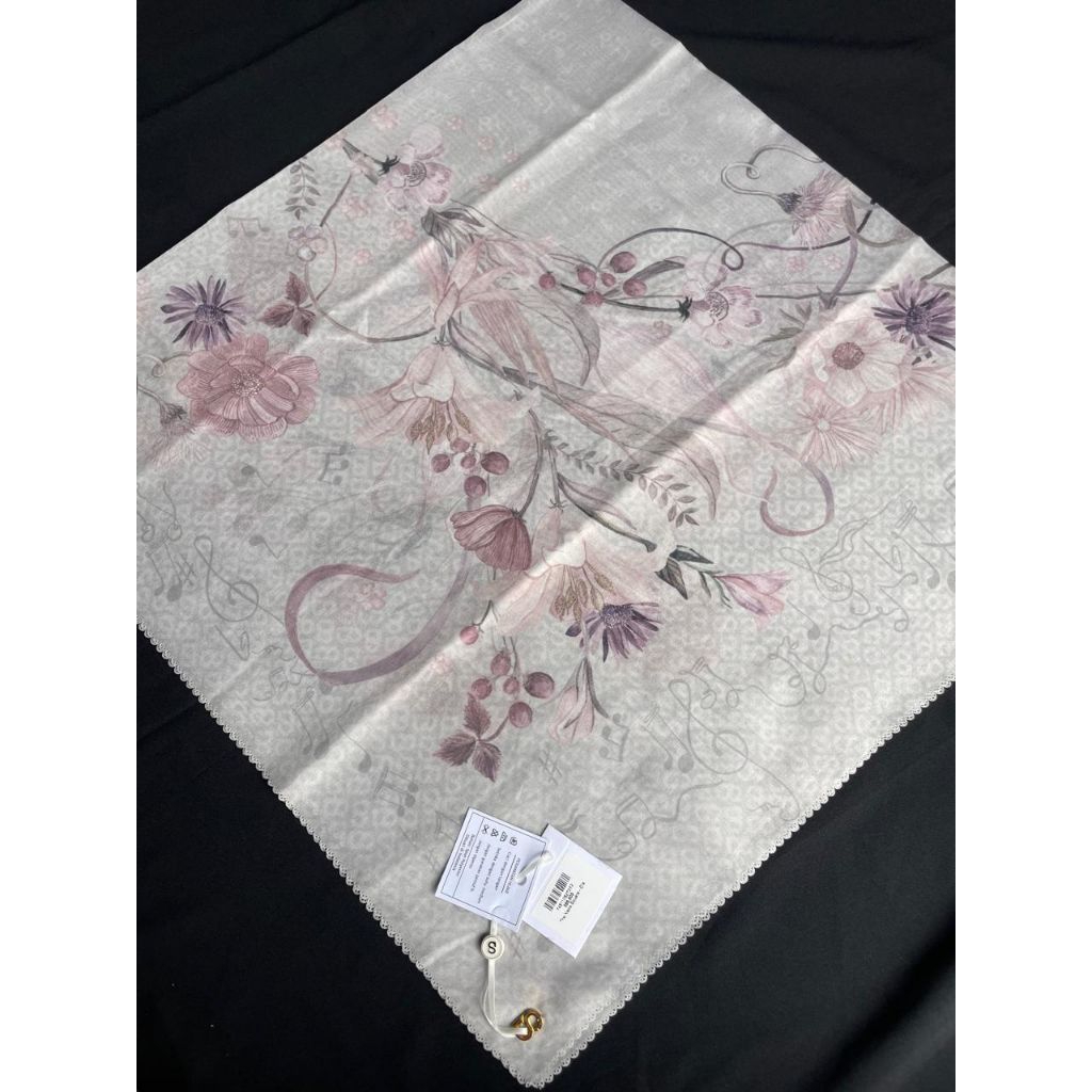 New with tag buttonscarves nada series-Dis