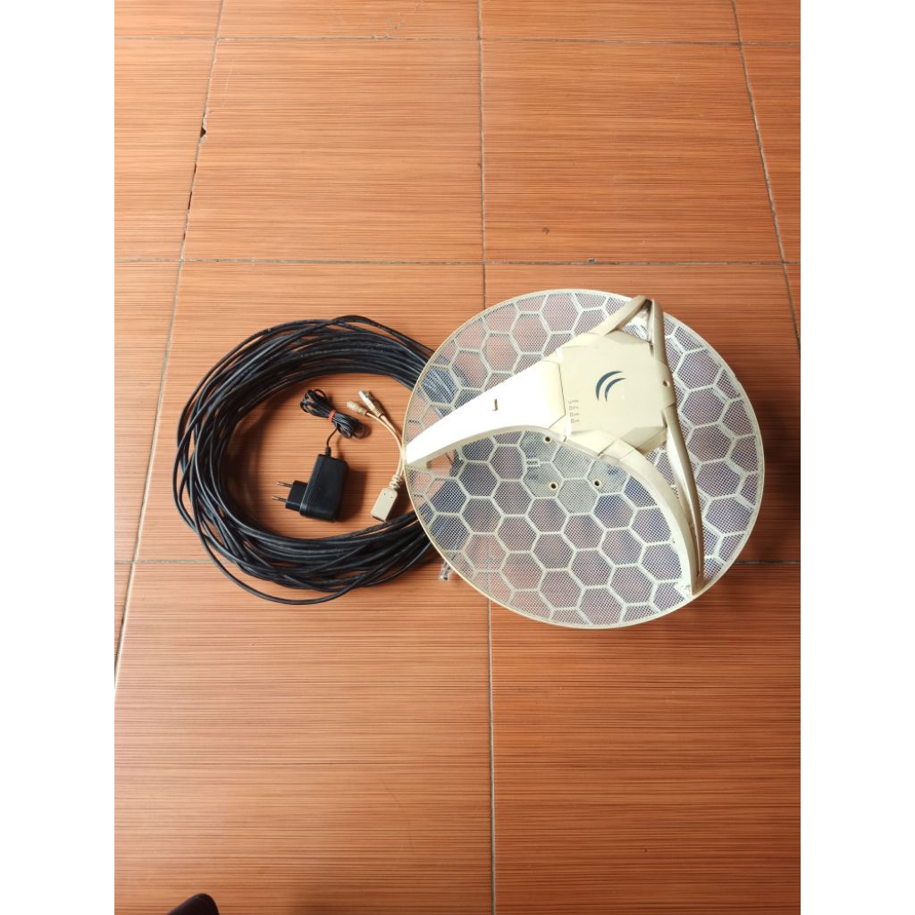 Mikrotik. LHG LTE kit 4G. + Kabel lan 17 mtr. seacond bekas pakai sendiri dan masih ok.