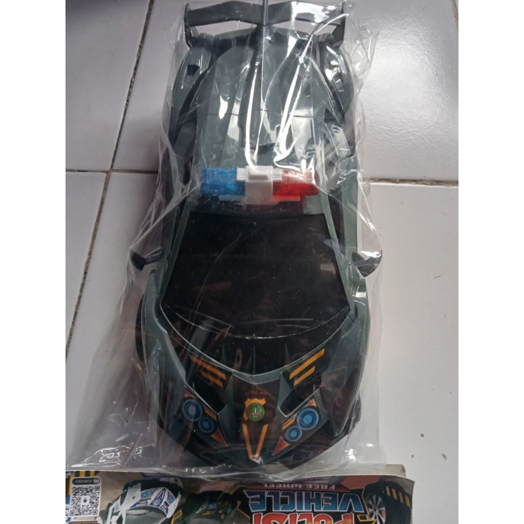 mainan mobil polisi hitam n putih warnanya