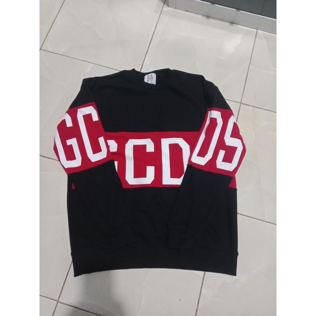 Crewneck pekat GCDS
