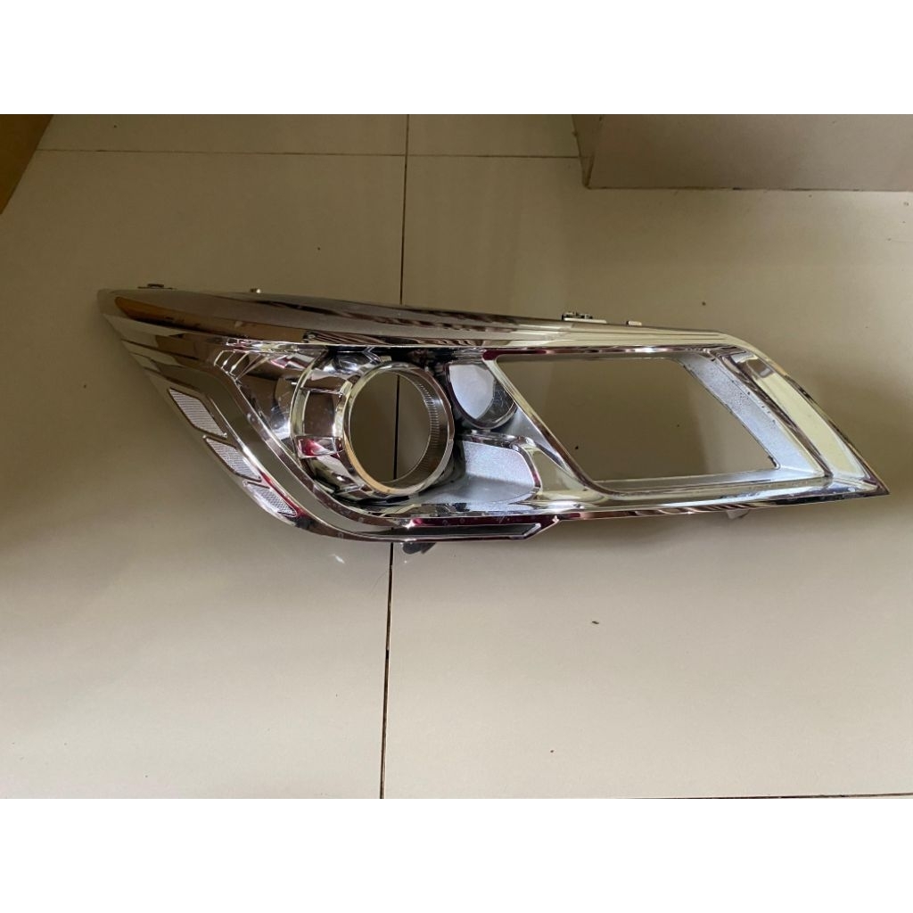 Frame lampu depan kanan alis wuling Cortez original