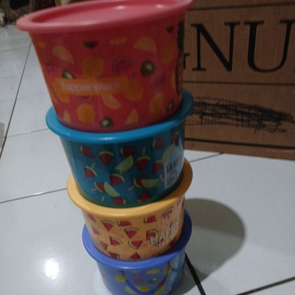 Canister Tupperware