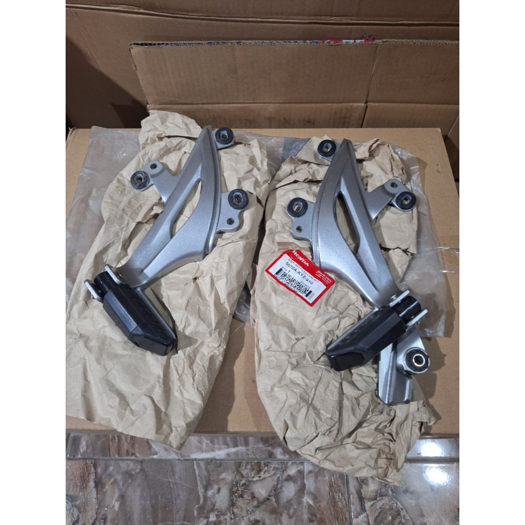 holder Breket dudukan step pijakan belakang assy honda supra x125 helm in  kiri kanan original ahm h