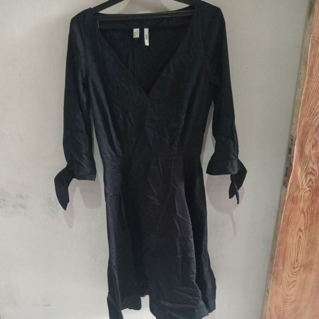 Preloved M*ngo Dress hitam Leher V dengan tangan panjang ujung nya bertali bahan yg sama utk.pemgika