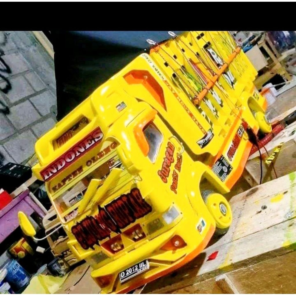 Terlarismainan anak miniatur truk oleng terbuat dari bahan kayu yang halus dan tebal dengan fariasi 