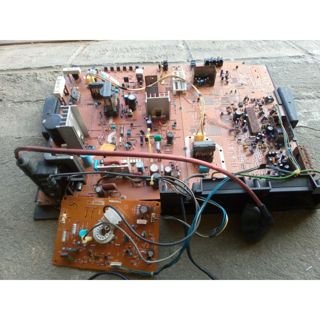 Mesin TV tabung flat 21inc merk Toshiba, normal.