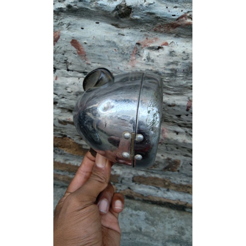 lampu sepeda onthel tua jadul lawas vintage Lucifer ada minus kaca hilang dan penyok bagian bawah