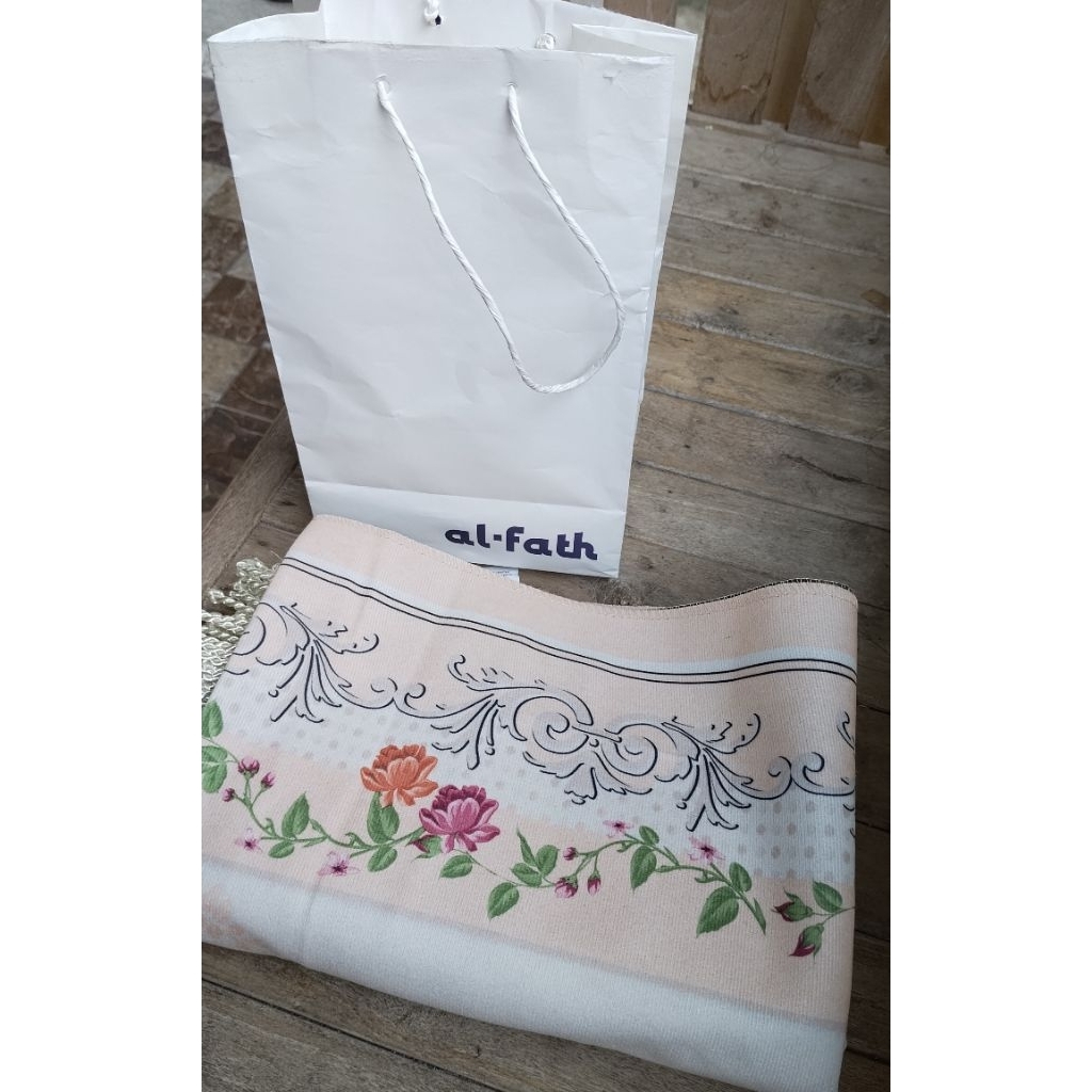 Sajadah warna pink halus merk Al Fath (masih baru) dengan paper bag