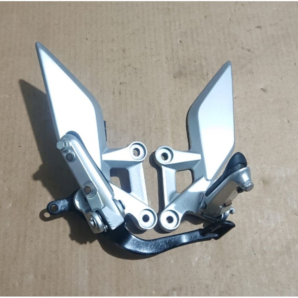 Footstep Depan CB150R Old Original second Set Kanan Kiri Pijakan Kaki Honda CB150R Lama Siap PasangP