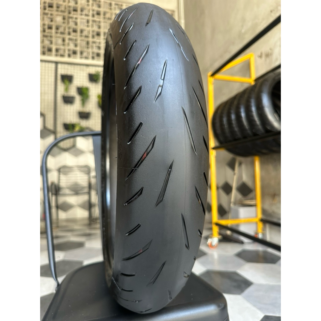 B BATTLAX HYPERSPORT S22 120/70-17