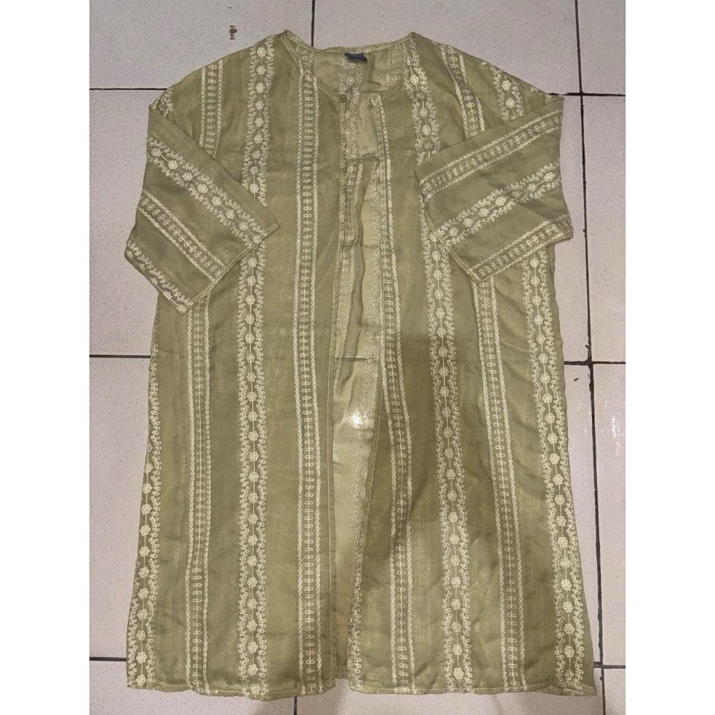 This is April Light/Lime/Sage Green Tunik Outer Dress Wanita Like New Lebaran Bukber Brukat